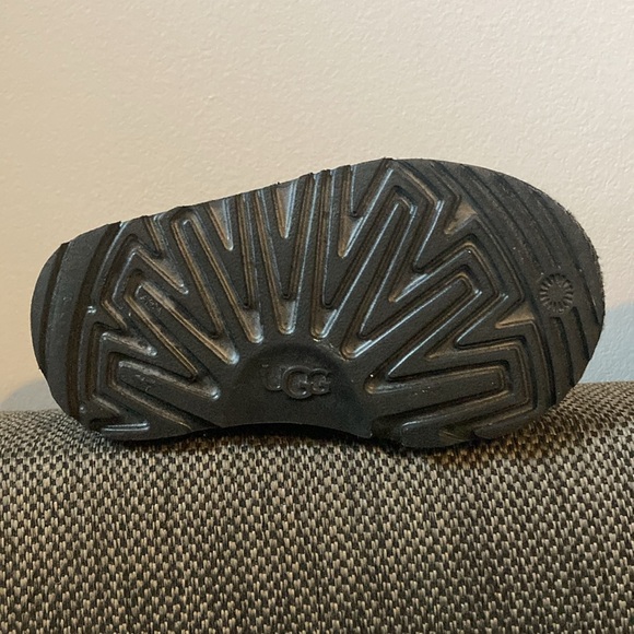 Size 7 toddler black Ugg’s - Picture 3 of 10